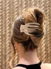 Load image into Gallery viewer, Yara Large Yoga Clip