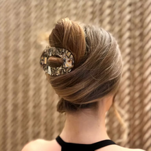 Load image into Gallery viewer, Ohana Oval Yoga Clip