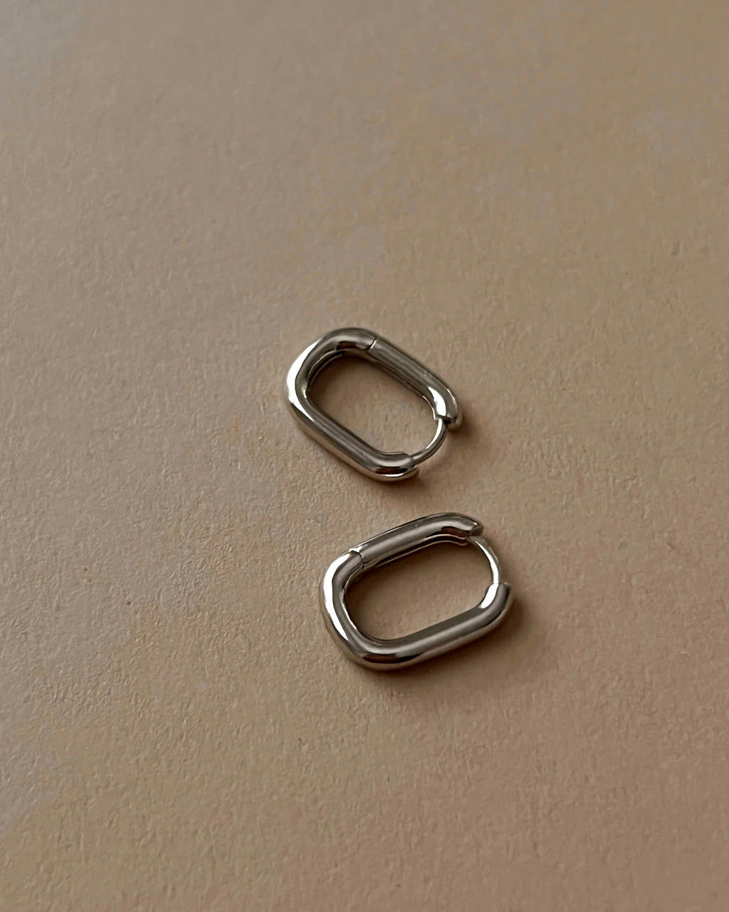 Chain Link Huggies