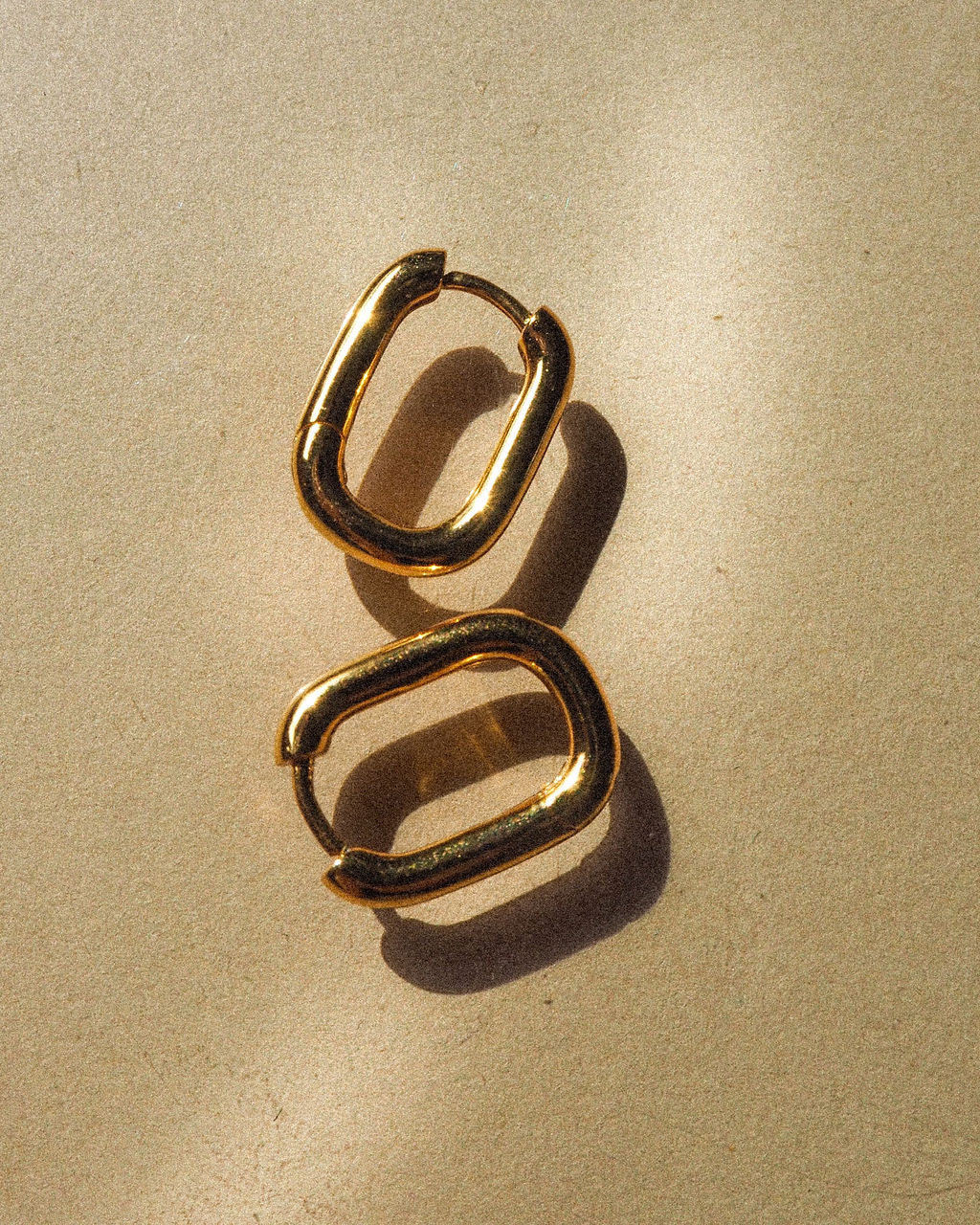 Chain Link Huggies