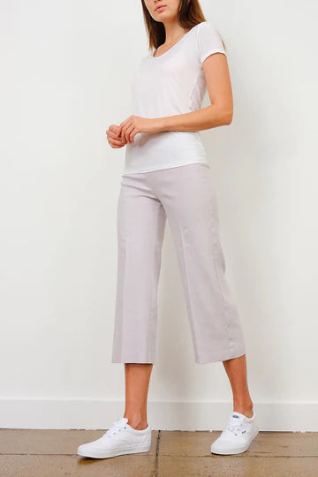 Why Wide-Leg Cropped Pants Are Perfect For Nevada Weather